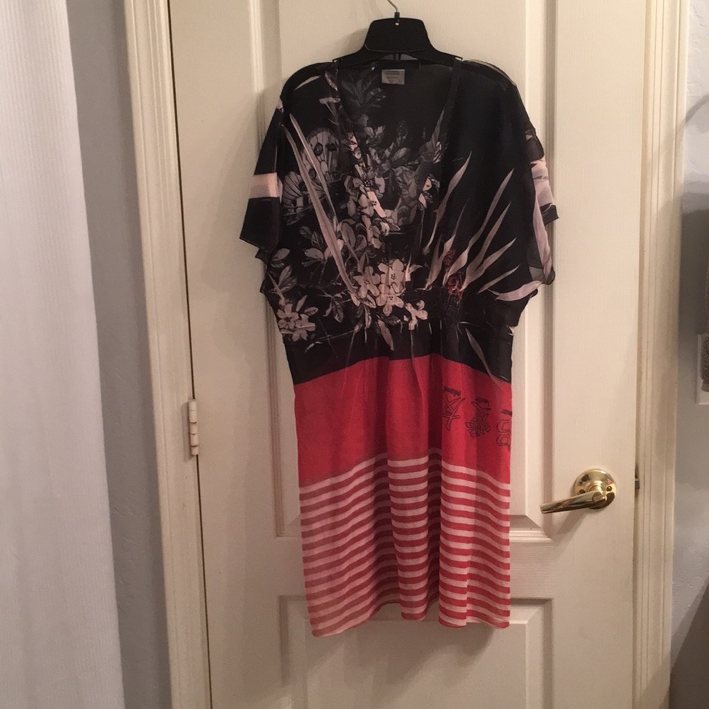 Black and red pool cover up❤️